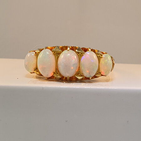 18ct Opal Ring