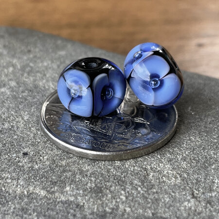 1x handmade glass bead - bubble flower - blue