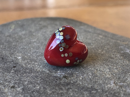 1x handmade glass bead - heart - jitterbug on red