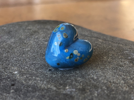 1x handmade glass bead - heart - jitterbug on turquoise