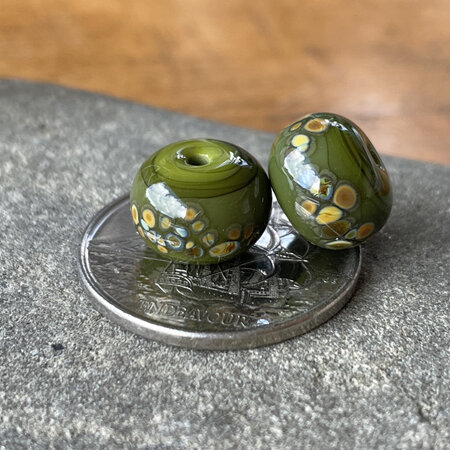 1x handmade glass bead - jitterbug - cave green