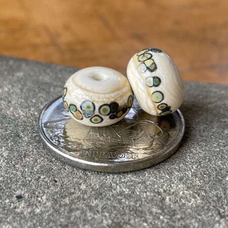 1x handmade glass bead - jitterbug - ivory