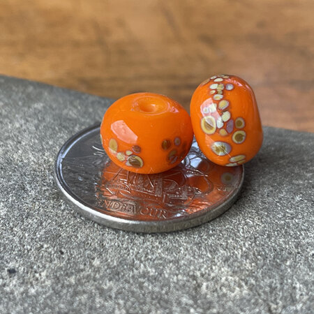 1x handmade glass bead - jitterbug - orange