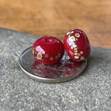1x handmade glass bead - jitterbug - red