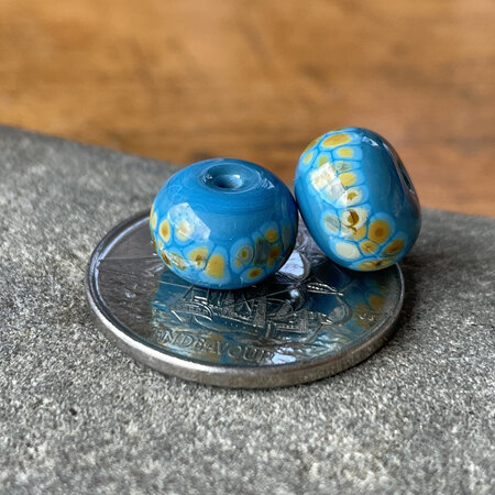 1x handmade glass bead - jitterbug - turquoise