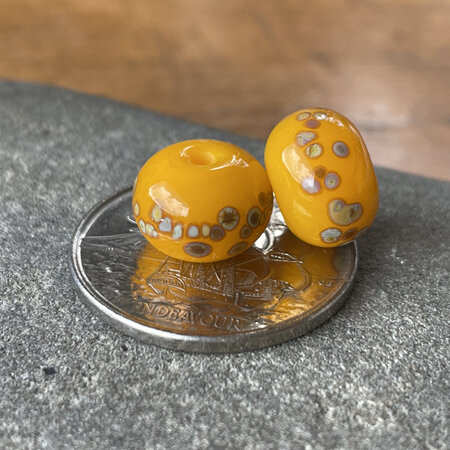 1x handmade glass bead - jitterbug - yellow