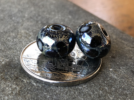 1x handmade glass bead - luna - black