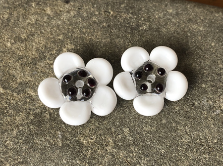 2x Handmade glass beads - 3D Flower - white