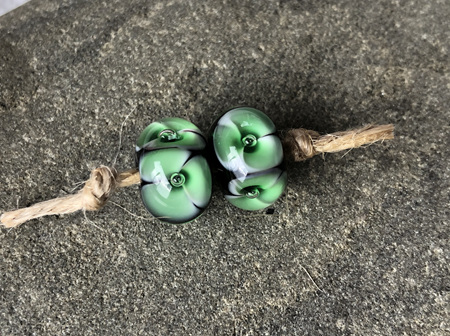 2x Handmade glass beads - bubble flower - Emerald