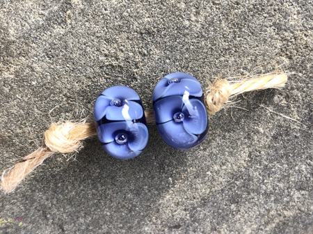 2x Handmade glass beads - bubble flower - Ink blue