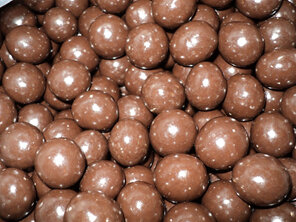 A happy combination of rich milk chocolate and macadamia kernel, these continue