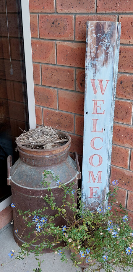 A 'Welcome' Porch Leaner Paint & IOD Decor Stamp Workshop