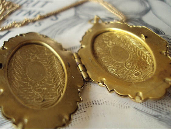 Art Nouveau-style vintage locket