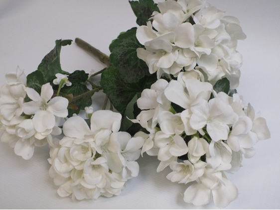 #artificialflowers #fakeflowers #decorflowers #fauxflowers#silk#geranium#white#