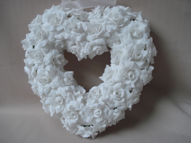 #artificialflowers#fakeflowers#decorflowers#fauxflowers#heart#roses#white