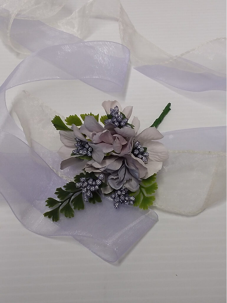 #artificialflowers#fakeflowers#decorflowers#fauxflowers#corsage#white#lilac
