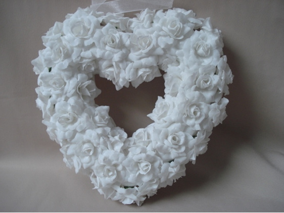 #artificialflowers#fakeflowers#decorflowers#fauxflowers#heart#roses#white