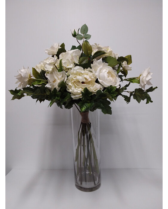 #artificialflowers#fakeflowers#decorflowers#fauxflowers#arrangement#whites#cream