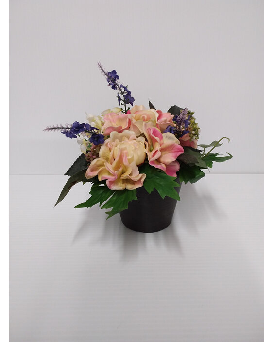#artificialflowers#fakeflowers#decorflowers#fauxflowers#funeral#cemetary#concret