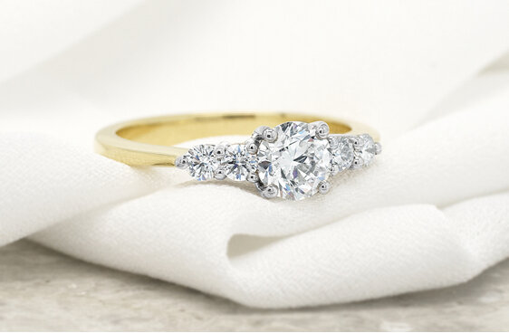 Brilliant cut diamond solitaire with side diamonds / Multistone engagement ring