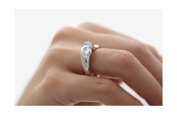Brilliant Diamond Ring - Stellad on hand