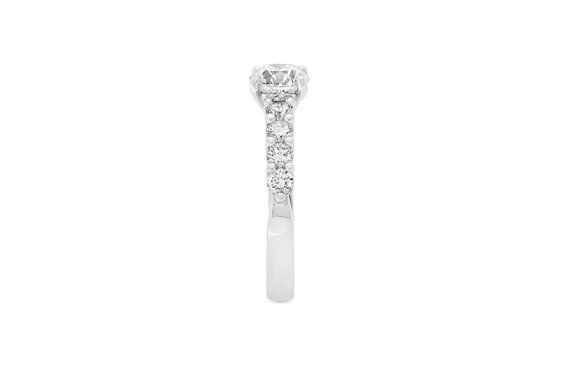 Brilliant diamond with brilliant cut diamond shoulders solitaire engagement ring