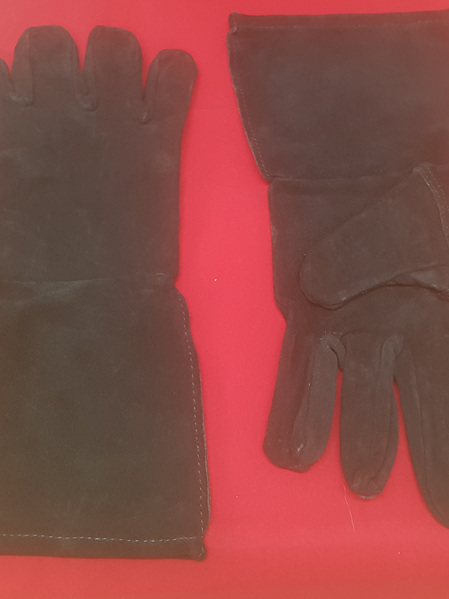 Clothing 2 - Pair of Sturdy Leather Gloves with Long Cuffs