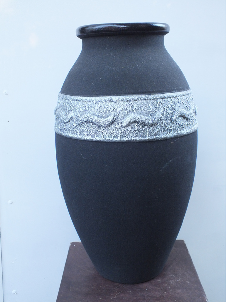 #container#concrete#urn#black#silver#textured