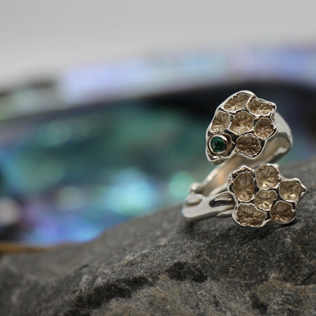 Coral Daisy Wrap Ring (emerald)