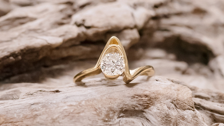 'Cove' from the Sandrift Collection, crafted in yellow gold