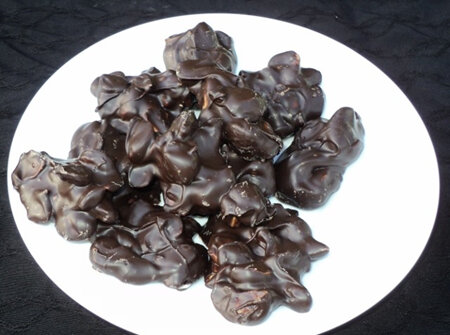 Dark Chocolate Mac Clusters 100g