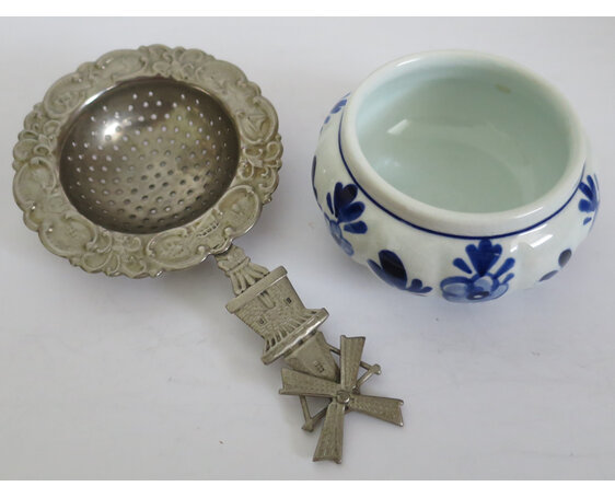 Delft tea strainer