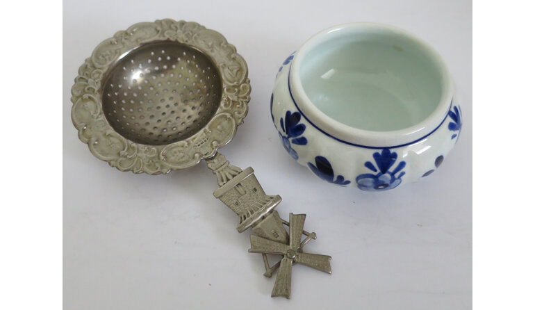 Delft tea strainer