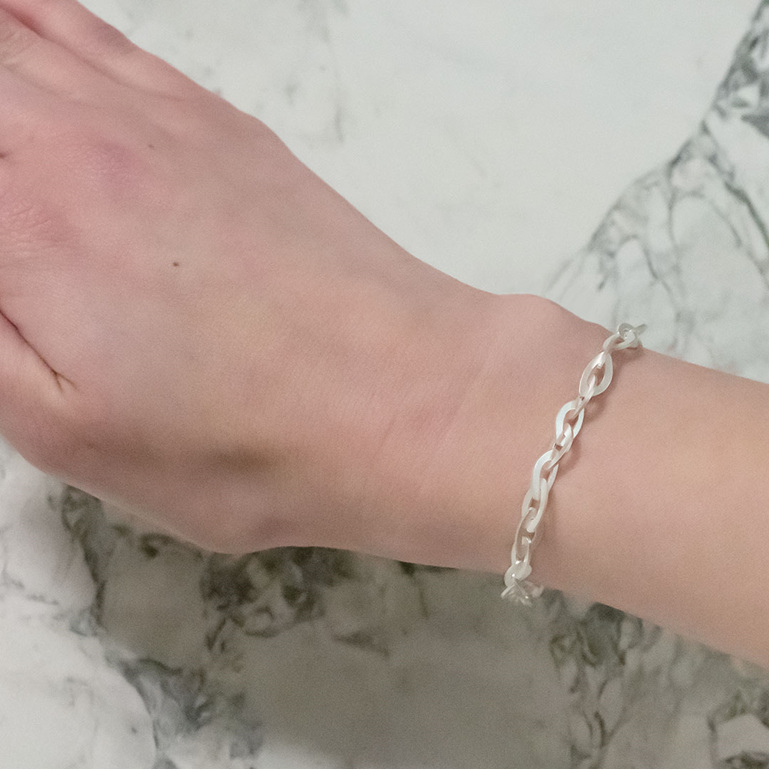 Delicate ellipsis, link bracelet