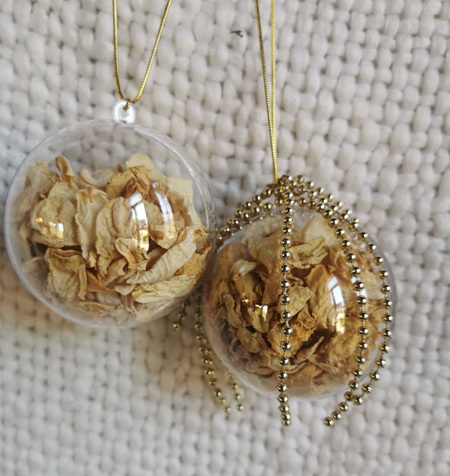 Dried flower baubles