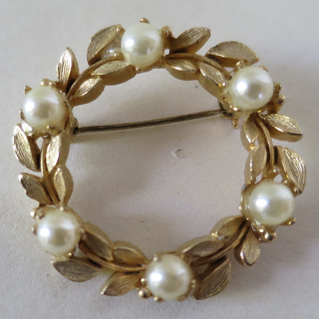 Elegant pearl wreath