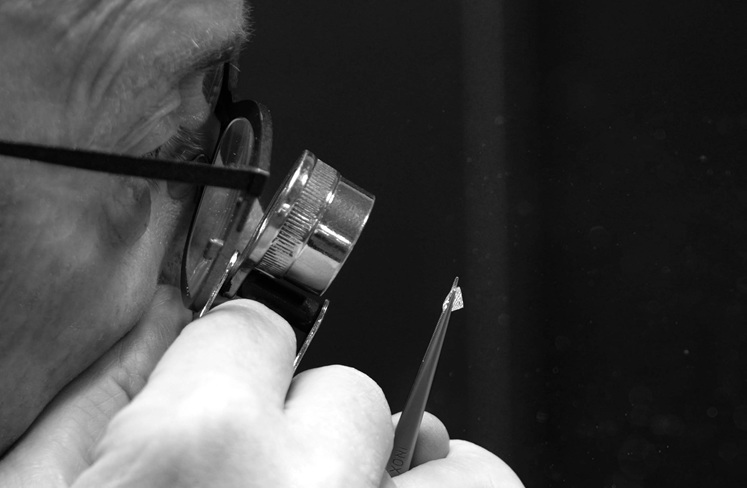 Floeting Diamond loupe inspect Ian Duglas Inventor Jeweller Jeweler