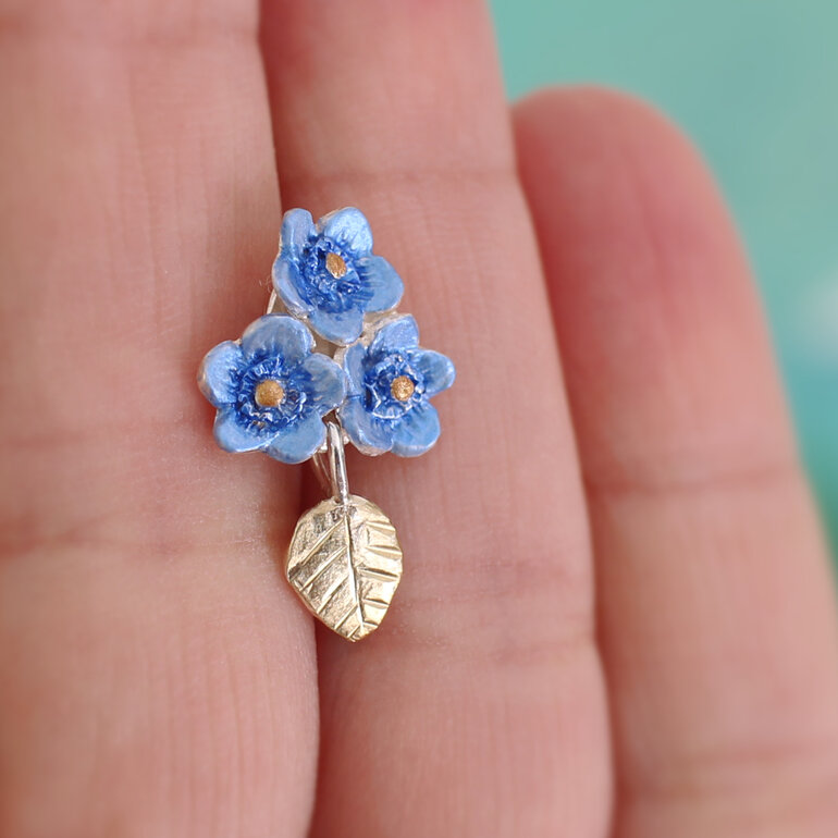 forget me not blue flowers solid gold leaf pin brooch lily griffin nz jeweller