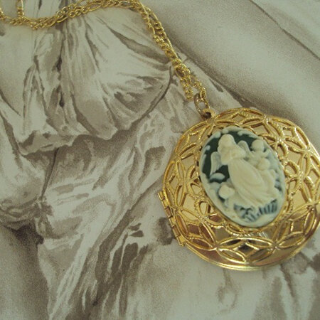 Gold-plated locket with Angel Cameo