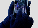 lothlorian-touchscreen-gloves-possum-merino-black-lifestyle