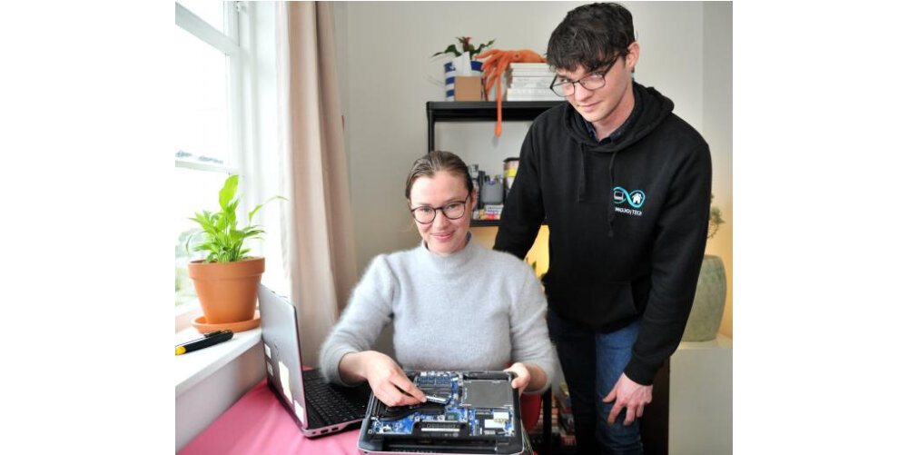 Owyn Aitken from Remojo Tech and Becks from RAD repairing a device ODT