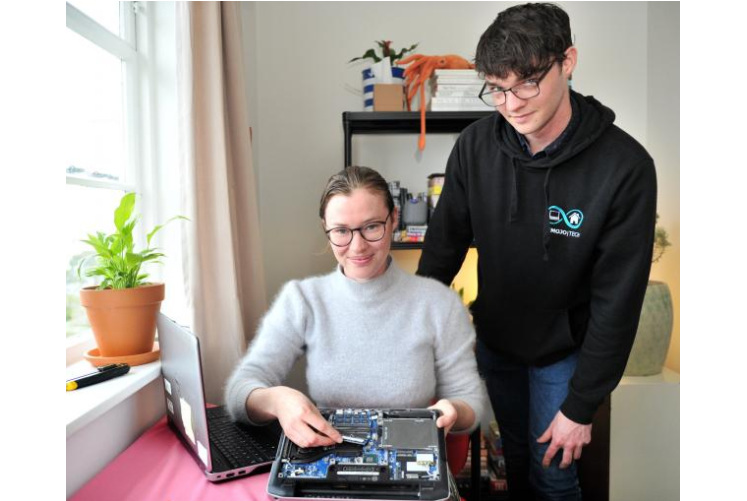 Owyn Aitken from Remojo Tech and Becks from RAD repairing a device ODT