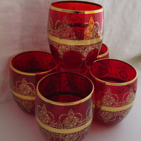 Set of 5 red and gold tumblers