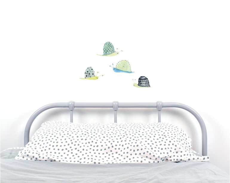 Snail wall decal with bed