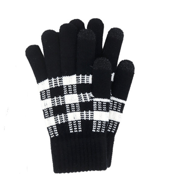 These stylish plaid gloves are warm and cosy with touchscreen friendly texting t