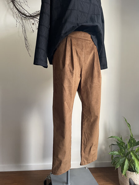 Toffee cord pleat pants