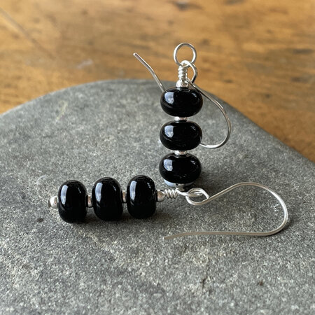 Triple drop glass earrings - black