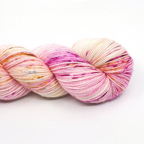 twisted skein of 4ply yarn base of cream with hot pink and gold speckles