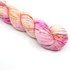 twisted skein of 4ply yarn base of cream with hot pink and gold speckles