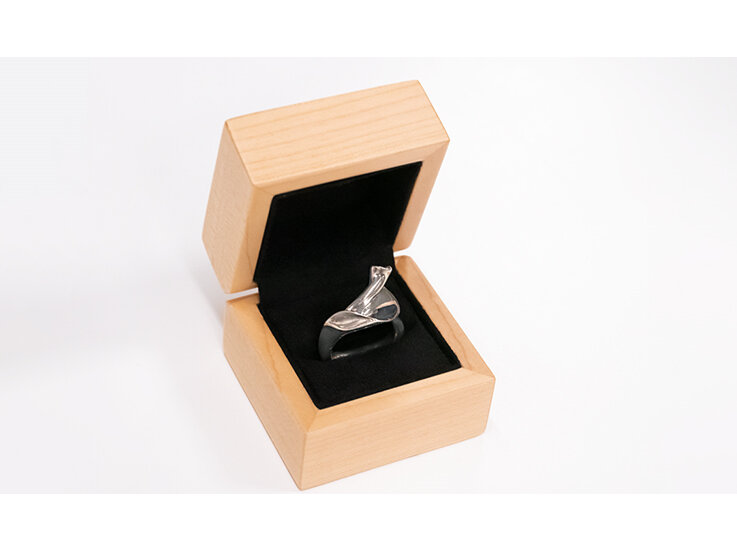 Wilshi Shell Proposal Ring in natural wooden box